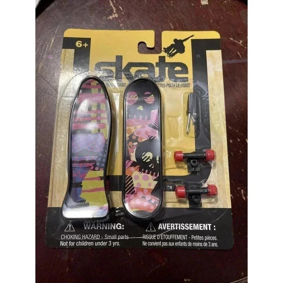 Combo Pack Set of 2 Skate Finger Skateboard Wheels Screws & Mini Screwdriver Toy - Picture 1 of 1